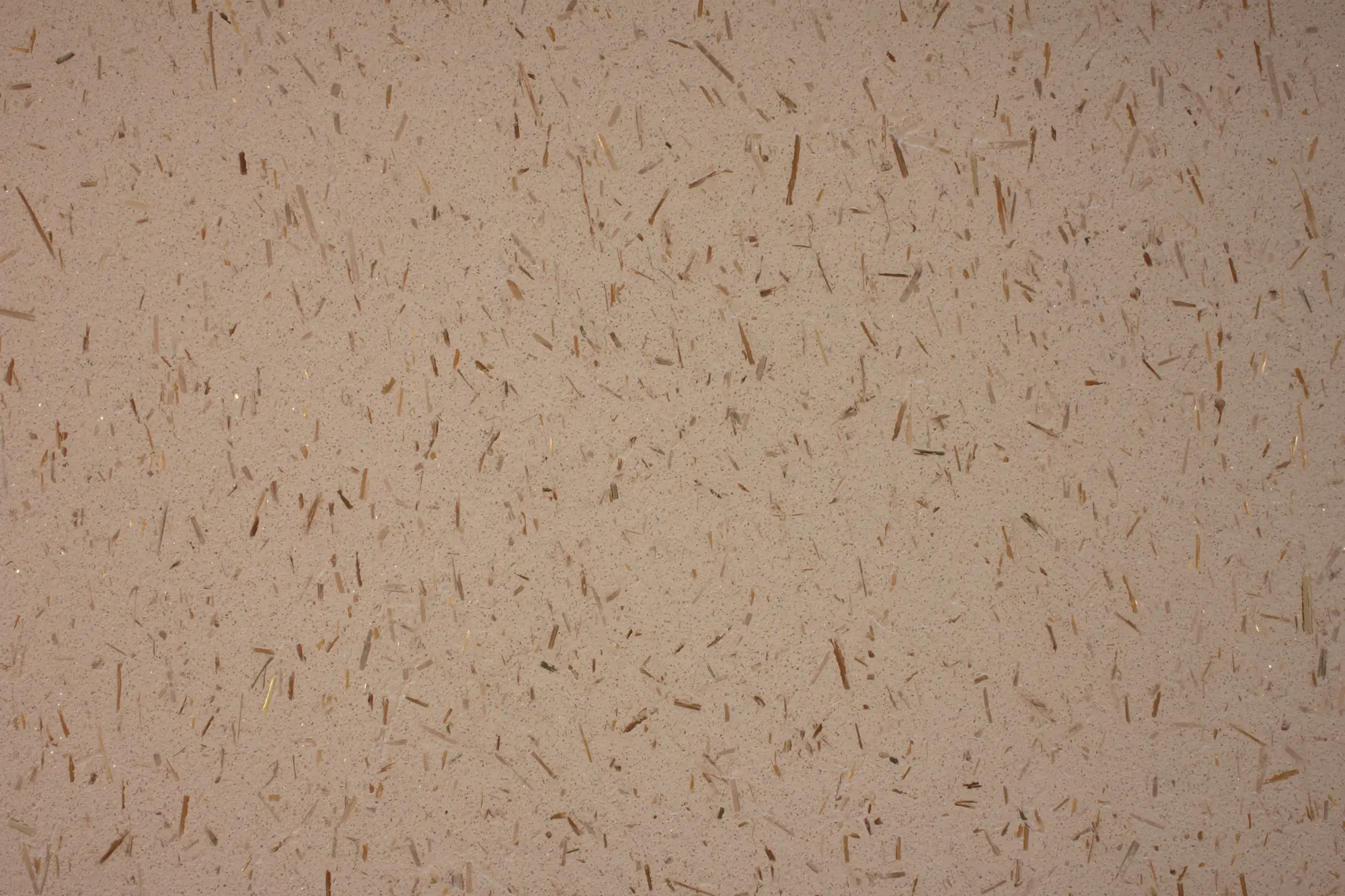 Beigefarbener Naturputz mit sichtbaren Pflanzenfasern