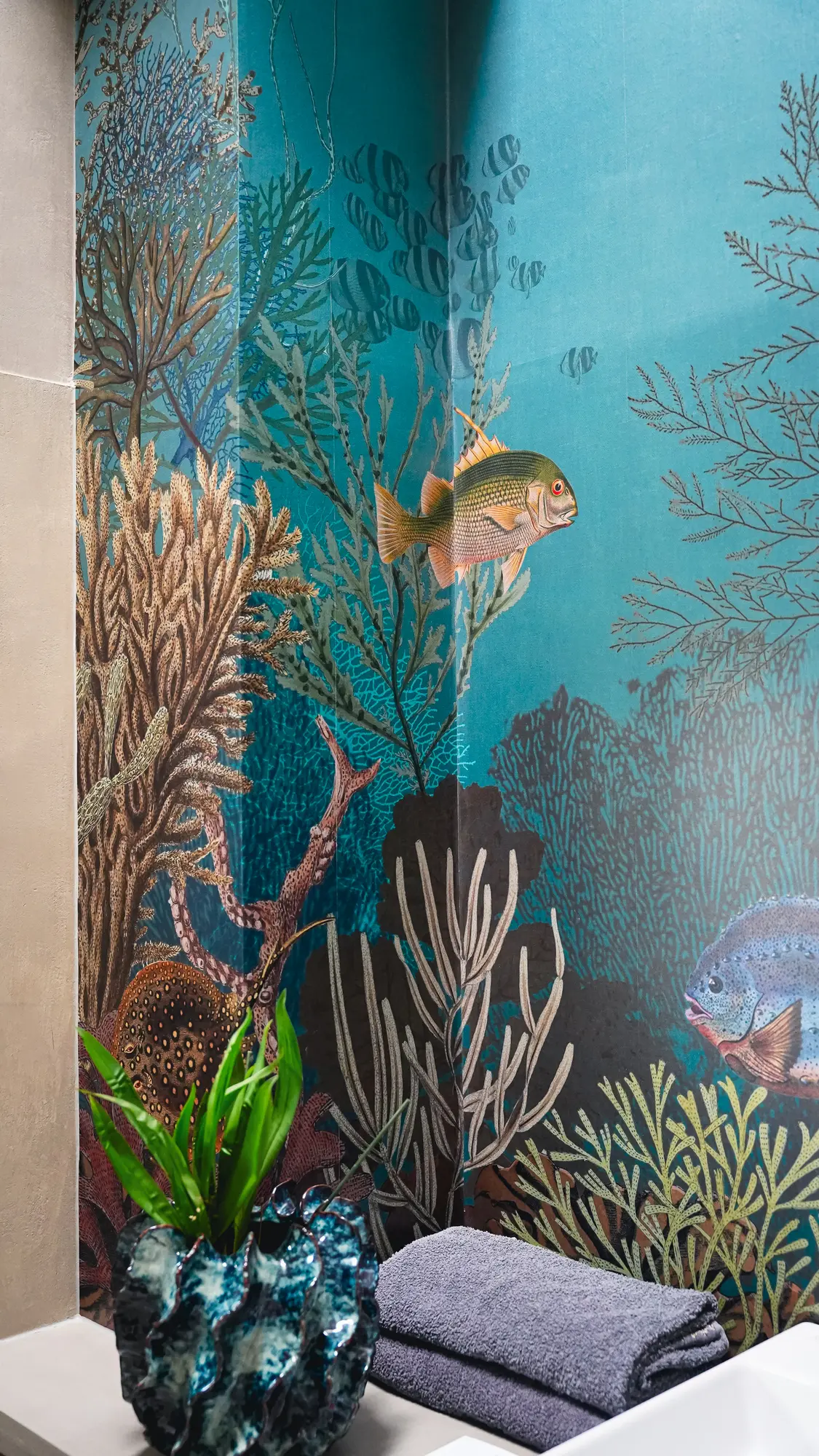 Türkise Unterwasser-Panoramatapete mit Fischen und Korallen