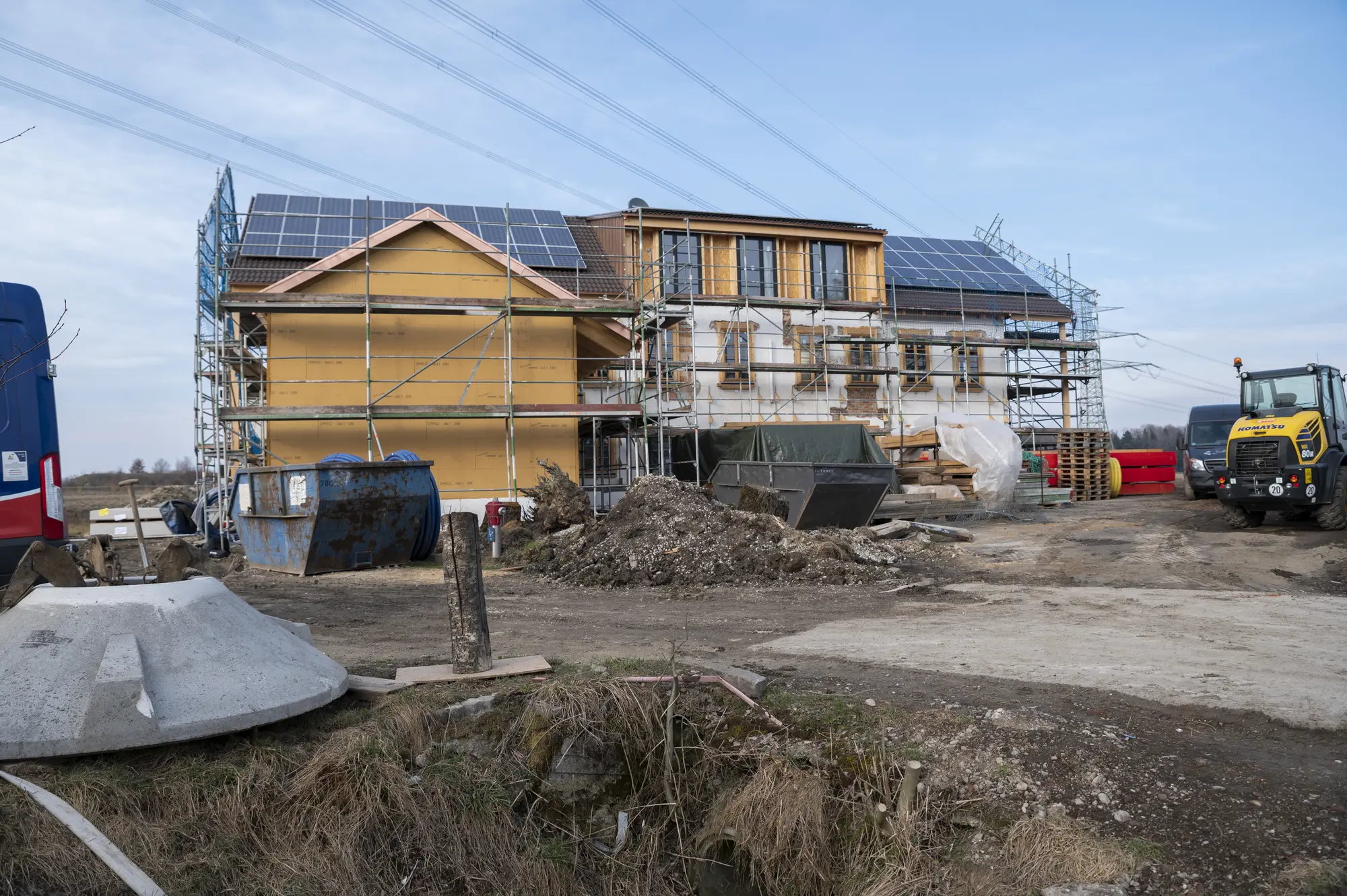 Wohnhaus während energetischer Sanierung mit Gerüst und Fassadendämmung